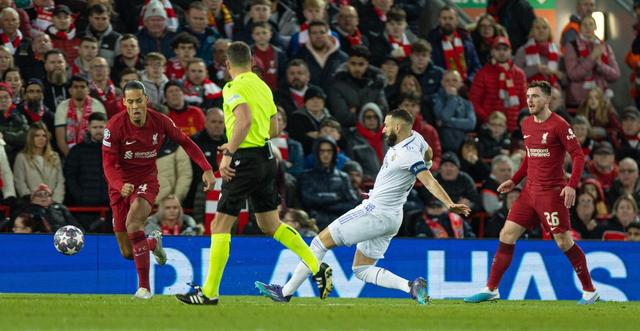 康宁汉姆的抢断时刻：瞬间改变战局（康宁汉姆的关键抢断：刹那扭转战局）